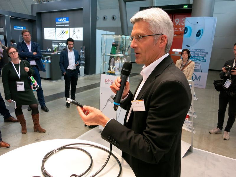 Kundenspezifische Hybridstecker präsentierte PHG Peter Hengstler durch Stefan Oberreiter den Teilnehmern der Guided Tour. (Reinhardt/Devicemed)