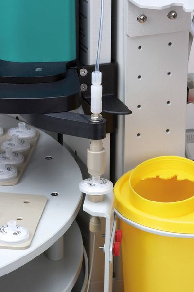 Probenaufgabe: Automatisches Abtrennen von Feststoffen und Transfer der Probe zum Analysengerät. (Bildpromotion: Deutsche Metrohm) (Archiv: Vogel Business Media)