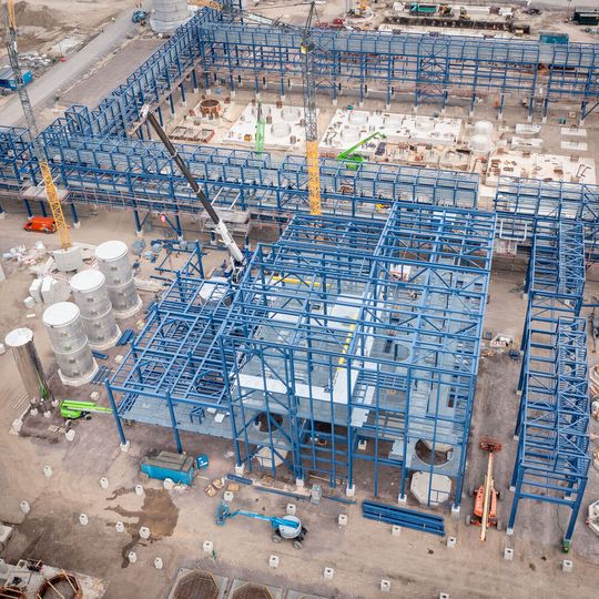 Der Bau der Bioraffinerie in Leuna schreitet voran: Derzeit wachsen Rohbrücken, Fabrikgebäude und Chemieanlagen in die Höhe. (Bild:  UPM)