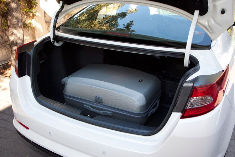 Aufgrund der großen Batterie schrumpfte das Kofferraumvolumen in der Hybridversion auf 381 Liter. (Foto: Kia)