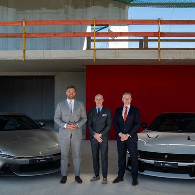 Während des Richtfestes in Münster (v.l.): Wilhelm Hegger, Geschäftsführer Ferrari Central Europe, Frank Burbach, Managing Director Ferrari Düsseldorf und Lueg sportivo, sowie Martijn Storm, Sprecher des Vorstands Fahrzeug-Werke Lueg. (Bild: Ferrari Central Europe)