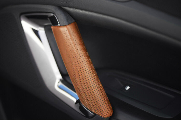 Im Innenraum verwendet Peugeot im digitalen Webverfahren hergestellte Textilien sowie schwarzes und patiniertes rötlichbraunes Leder. (Foto: Peugeot)