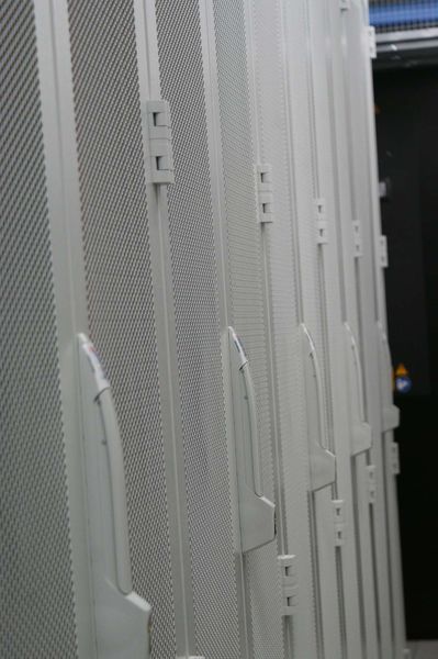 Tatsächlich gab es genau an der Stelle, an der das Algenrechenzentrum steht, bereits ein kleines Datacenter mit sechs Racks, so dass es sich bei dem Neubau eigentlich um eine Erweiterung handelt.  (Ulrike Ostler/Vogel IT-Medien GmbH)