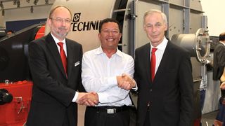 Die Siebtechnik-Geschäftsführer Karl Bongartz (links) und Horst Dietschreit (rechts) zusammen mit QPP-Präsident Li Xiaosong (Bild: Siebtechnik)