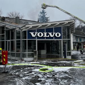 Das Dach des Autohauses musste mit einem Bagger abgerissen werden.(Bild:  Feuerwehr Wolfratshausen)