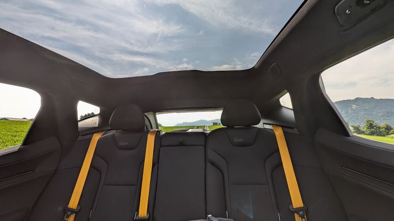 ... ist auch dank des riesigen Panoramadachs SUV-typisch sehr luftig. (Bild: Mauritz – VCG)