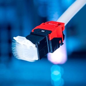 Die modernisierten RJ45-Module von R&M: Bei Betätigung mit einem Finger flippt die Staubschutzklappe zwischen offener und geschlossener Endposition. Somit ist eine Einhandbetätigung des Anschlusses sichergestellt. (Bild: R&M (Reichle & De-Massari AG))