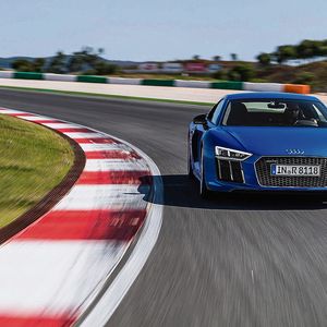 Der neue Audi R8 setzt Maßstäbe: 610 PS Leistung, 330 km/h Höchstgeschwindigkeit und eine Beschleunigung von 0 auf 100 km/h in 3,2 Sekunden bietet die Top-Variante – der Audi R8 V10 plus. Ermöglicht wird diese Performance unter anderem durch Leichtbau-Experten, die sich auf der Hannover-Messe 2016 am Stand E30 in Halle 6 im Rahmen des Leichtbau-BW-Gemeinschaftsstandes präsentieren.