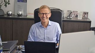 Schluss mit Reservierungen und Preisdiskussionen: Oliver Bohn, Geschäftsführer des Autohauses Kuhn & Witte, nutzt jetzt eine KI-Software für das Preismanagement. (Bild: Mauritz - VCG)