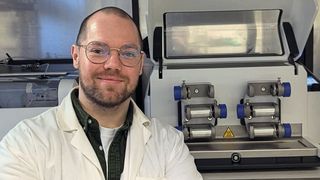 Preisträger Maximilian Wohlgemuth entwickelt nachhaltige Verfahren in der Chemie mit.  (Bild: RUB)