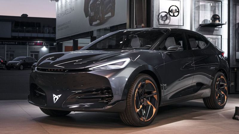 Und auch der Tavascan zeigte sich als Vorgeschmack schon mal bei der Premiere einer Cupra Garage in Deutschland. (Bild: Seat)