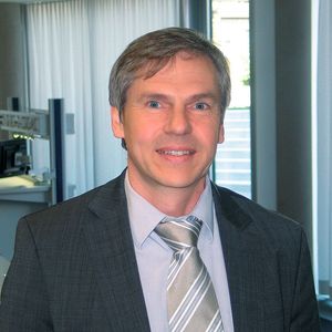 „Blau angereichertes Licht verbessert je nach Blauanteil die Arbeitsergebnisse und die Konzentration“, erläuterte Dr. med Dipl.-Ing. Herbert Plischke, Geschäftsführer der Generation Research Programm (GRP) des humanwissenschaftlichen Zentrums der Ludwig-Maximilians-Universität in Bad Tölz. 
