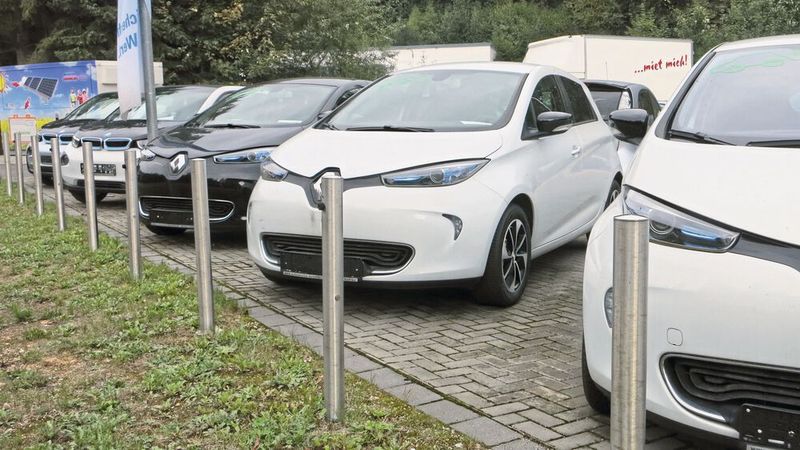 Gebrauchte Elektroautos sind derzeit ein Sorgenkind bei Handel und Herstellern. Die Restwerte sinken, die Standzeiten steigen.(Bild:  Schreiner – VCG)