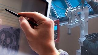 Der intelligente Montageassistent "Clever Klaus" führt die Mitarbeiter mit digitalen Anleitungen Schritt für Schritt durch den Montageprozess. (Bild: IDS)