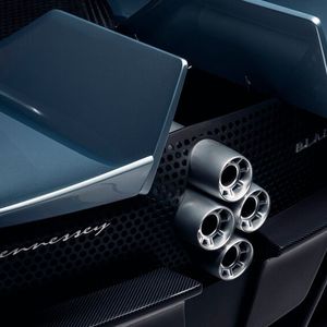 Die beiden aktiven, senkrechten Stabilisatoren am Heck sind eine Hommage an das Aufklärungsflugzeug Lockheed SR-71 Blackbird.(Bild:  Hennessey)