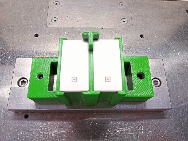 Das 3D-gedruckte Montagebandwerkzeug zum Halten von Schaltern während des Produktionsablaufs wurde in ABS mit einem 3D-Drucker Stratasys F170 hergestellt. (Schneider Electric)
