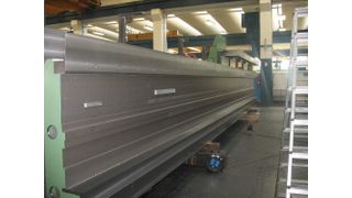 12 m langer Querbalken für eine Werkzeugmaschine. Nach der Fertigung im Handformgussverfahren wird er auf einer Langfräsanlage auf Endmaß gebracht. Bilder: Meuselwitz (Archiv: Vogel Business Media)
