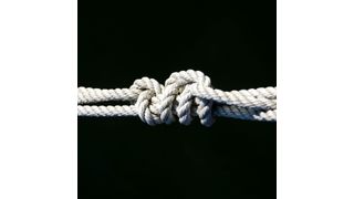Gute B2B-Kundenbindung ist mit einem Tau vergleichbar: Sie besteht aus verschiedenen Strängen und bildet eine starke Verbindung zwischen Unternehmen und Kunde. Trotz einfacher Bilder wie dieser kursieren zahlreiche Gerüchte zum Thema Kundenbindung. Wir haben die 8 häufigsten gesammelt – und klären sie auf! (Bildquelle: pixabay)