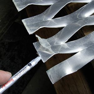 Bild 2: Aufgrund einer fehlenden Konversionsschicht hat sich nach einem etwa sechs Wochen dauernden Bewitterungstest der Klarlackfilm vom Substrat gelöst. Bilder: IFO