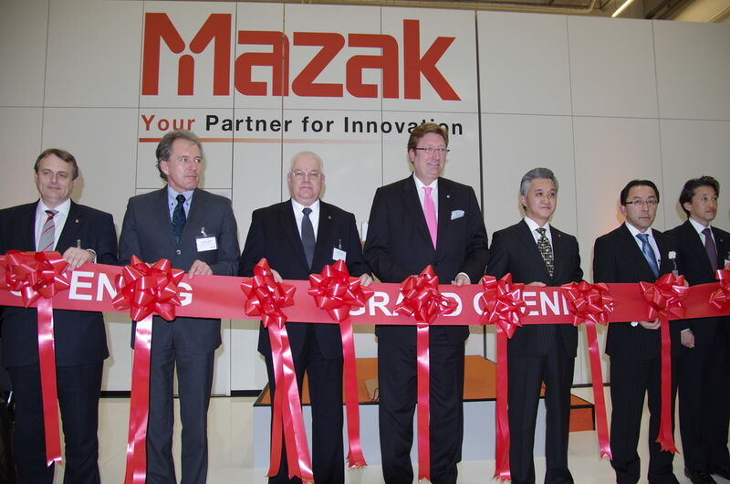 Mit der Ribbon Cutting Ceremony wurde das Mazak-Technologiezentrum in Düsseldorf offiziell eröffnet.  (Bild: Kroh)