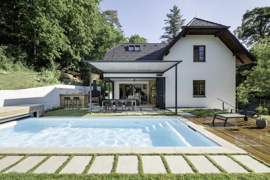 Die Sanierung zeigt eindrucksvoll, wie selbst problematischer Bausubstanz mit Kreativität und Sorgfalt neues Leben eingehaucht werden kann.(Bild:  Christoph Welkovits)