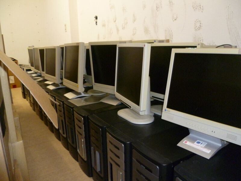 Großspende: Eine Bank hat dem Verein 19''-Displays zur Verfügung gestellt. Damit soll ein komplettes Klassenzimmer ausgestattet werden. (Linux4Afrika)