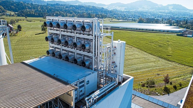 In einer Pilotanlage in Hinwil beseitigen modulare Filterelemente täglich knapp 2500 kg Kohlendioxid aus der Luft.  (Climeworks)