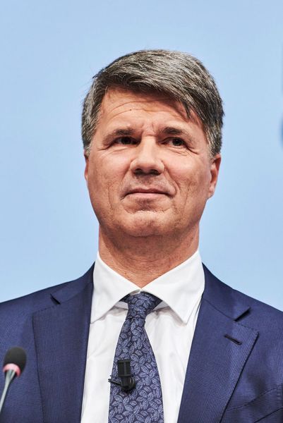Harald Krüger, Vorsitzender des Vorstands von BMW und seit Juni 2015 Mitglied des VDA-Vorstands, wurde für die Herstellergruppe I als Vizepräsident in das Präsidium des Verbandes der Automobilindustrie gewählt. Er folgt damit auf Dieter Zetsche, ehemaliger Vorstandsvorsitzender von Daimler, der bisher die Fahrzeughersteller in diesem Gremium vertreten hat. (BMW)