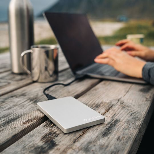 Praktisch, formschön und mit allen aktuellen Features: Verbatim Store’n’Go ALU Slim.(Bild:  Verbatim)
