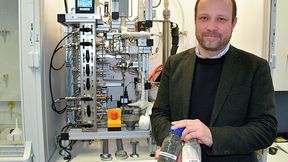 Prof. Dr. Philipp Keil leitet das Forschungsprojekt DECIDE an der OTH Regensburg. Darin untersuchen die Forschenden, wie CO₂ aus Abgasen der Zementproduktion abgeschieden werden kann. (Bild: Simone Grebler/ OTH Regensburg)