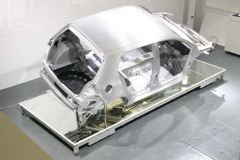 Konzeptstudie: Leichtbauoptimierte Karosserie der C-Klasse. (Bild: Super-Light-Car)