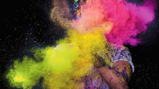 Bunt, leicht, farbenfroh – diese Eigenschaften verbinden die meisten Menschen mit Holi-Farbfestivals. Auf den eindrucksvollen Festival-Bildern ist gut zu sehen, wie schnell und weit sich die kleinen Partikel in der Luft ausbreiten. (David Becker / unsplash.com)