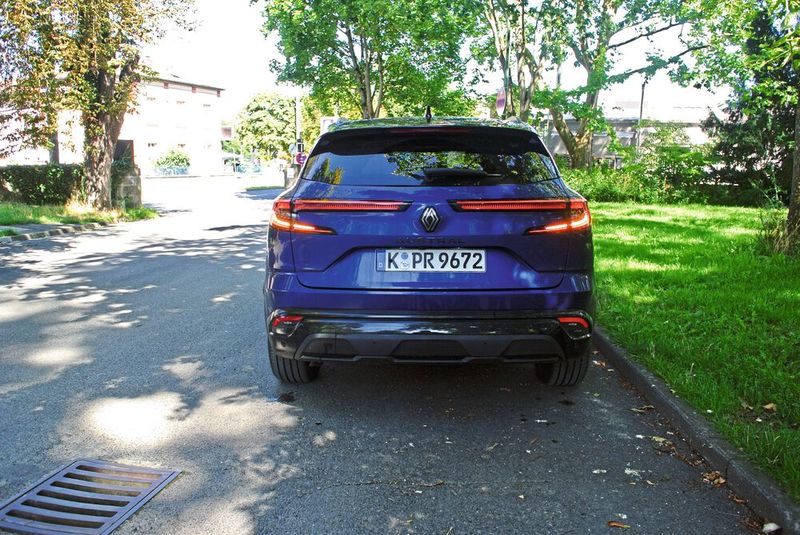 Das Heck ziert eine vom Renault-Logo unterbrochene LED-Leiste und ein Dachspoiler. (Bild: Sven Prawitz/VCG)