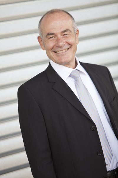 Stefan Zatti (Otto Hofstetter AG) zeigen auf, wie sich ein werkstattorientiertes Unternehmen zu einem Industrieunternehmen entwickelt. (Bild:Otto Hofstetter AG)