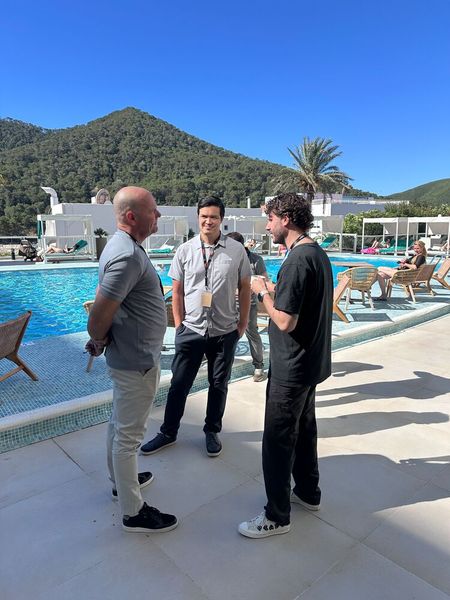 (v. l.) Scott W. Hardy u. Michael McVerry (UAG) stellen Hampus Nilsson (Eplehuset) Fragen über den aktuellen Markt im Norden. (Bild: Vogel IT-Medien GmbH)