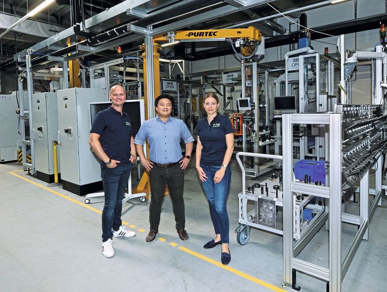 V. l.: Matthias Venske, Geschäftsführer eAx solutions; Xiangnan Li, Key Account Manager Grob und Elisabeth Jans, Director Operation eAx solutions. (Bild: Grob-Werke)