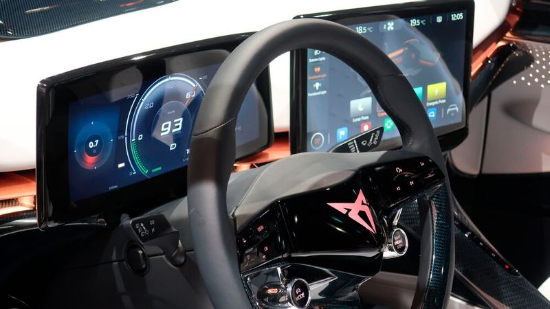 Im Innenraum hätte der Fahrer zeitgeist-typisch viel Display im Blick. (Bild: Grimm/»kfz-betrieb«)