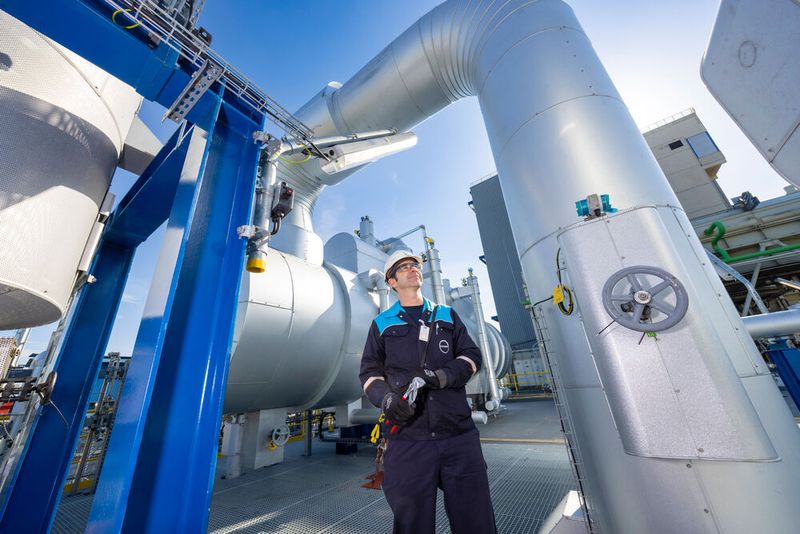 In der modernisierten Anlage wird die Reaktionswärme aus der Produktion zur Herstellung von Dampf genutzt, die CO₂-Emissionen sinken um 22.000 Tonnen jährlich. (Bild: Covestro)