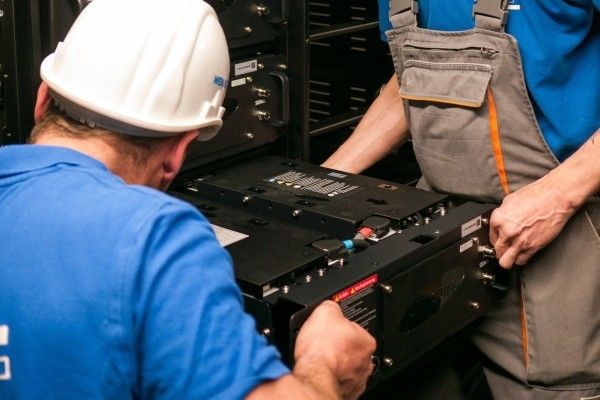 Bilder aus der Bauphase: Installation des ersten Akkutrays (WEMAG)