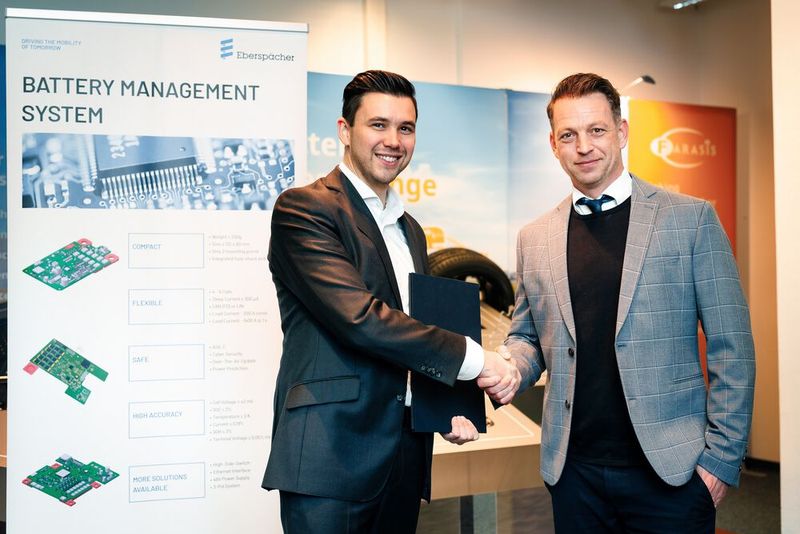 Johannes Weber (Vice President Business Unit Automotive Electronics Eberspächer) und Thomas Schnepf (General Manager Farasis Energy Europe) (v.l.n.r.) haben die Partnerschaft zwischen den beiden Zulieferern unterzeichnet. (Bild: Eberspächer)