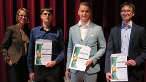 Monja Burger, Sales Specialist Mechatronics Bechtle PLM, gemeinsam mit den drei Preisträgern bei der Übergabe des Bechtle PLM Konstruktionspreises 2026. (Bild: Staatliche Feintechnikschule Villingen-Schwenningen)