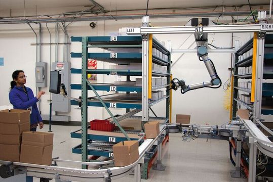 In the logistics sector, collaborative robots can also help combat the skilled labor shortage. A logistics company was able to increase the efficiency and accuracy of order processing by 500% with the help of an automation system from Universal Robots.(Picture:  Universal Robots)