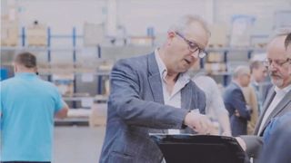 Gäste der Infotage können die neuesten Entgrat- und Richtmaschinen live in Aktion erleben. Sie haben zudem die Möglichkeit, ihre eigenen Blechteile zu testen. (Bild: Arku)