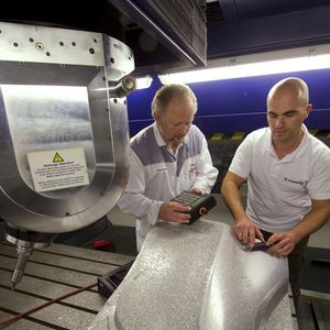 Ein auf der Tagung vorgestelltes energieeffizientes Maschinenprinzip ist die Scherenkinematik. Zwei Mitarbeiter des Fraunhofer IWU vermessen ein Umformwerkzeug für einen Kotflügel. Bild: Fraunhofer IWU