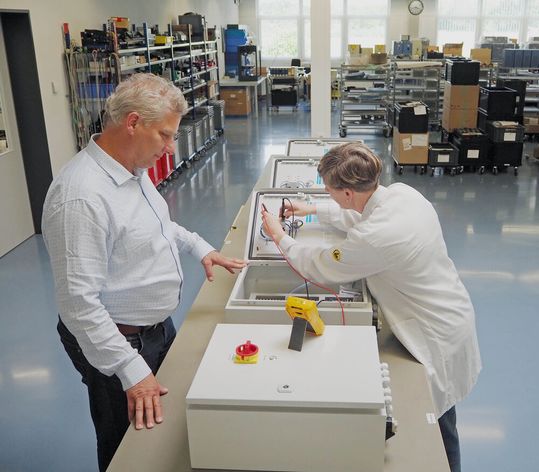 Elektronikfacharbeiterin Christine Schröter mit KD-Geschäftsführer Ralf Kleinodt bei der Endprüfung eines CityTree-Steuerschranks.(Bild:  KD Elektroniksysteme)