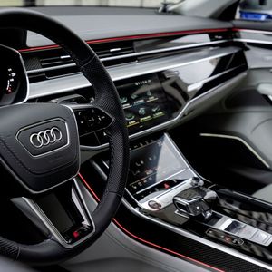 Die kühl-futuristisch Armaturentafel mit ihrer großzügigen Verglasung und den eleganten Abdeckungen der Luftausströmer ist praktisch unverändert geblieben.(Bild:  Autoren-Union Mobilität / Audi)