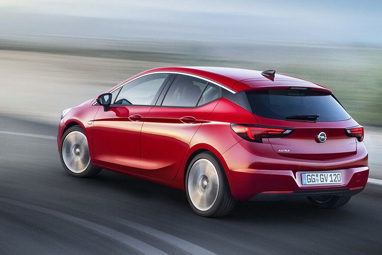 Auffälliges äußeres Merkmal des Astra-Designs ist die im Seitenverlauf zum Heck hin unterbrochene C-Säule, die das Dach optisch zum Schweben bringen soll. (Foto: Opel)