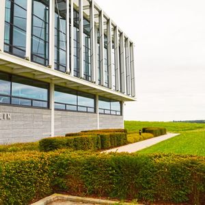 Die mechatronischen Antriebssysteme von Wittenstein sind bekannz. Mit den Ansätzen von Industrie 4.0 und dem Einsatz von KI will man weiterhin flexibel und effizient bleiben.(Bild:  Julia Baier)