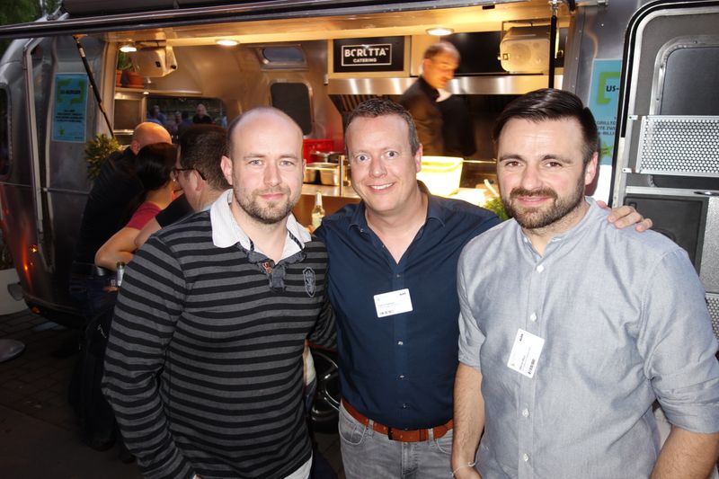 (v. l.) Sascha Morbitzer, bluechip, Ralf Schweitzer, GSD, und Marcel Maul, SFC Software, blieben immer in der Nähe des Burger-Trucks. (Bild: IT-BUSINESS)