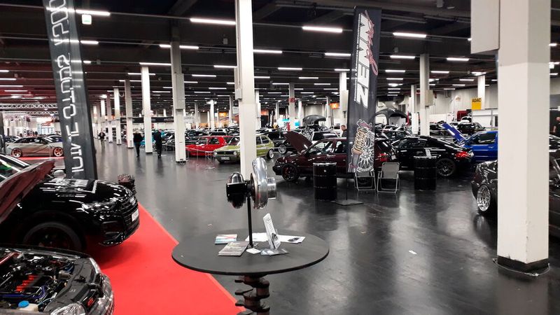 Die größte der drei Auto-Hallen im Rahmen der Messe Consumenta belegte die „Untermesse“ namens Car & Style. Hier fanden sich fast ausschließlich extrem getunte Fahrzeuge ein. (Bild: Steffen Dominsky)